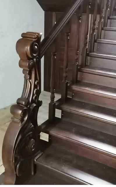 резной столб на лестницу Махачкала в интерьере